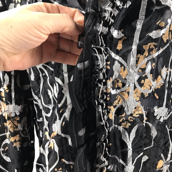 Women’s Chico’s Size 1 V-Neck Rayon Blouse. - Picture 8 of 8